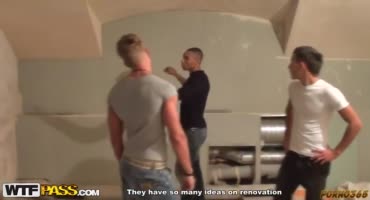Трое русских парней дрючат блондинку во все дырки