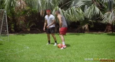 Футболист вжарил обаятельную милфу с нормальными шариками