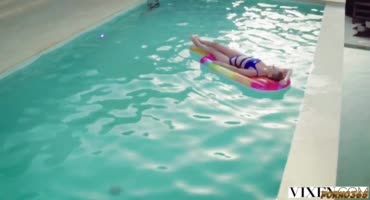 Нэнси искупалась в бассейне и получила секс на солнышке 