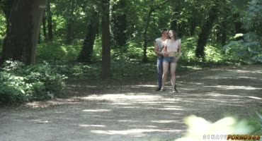 Прогулка по парку закончилась для красотули сексом на веранде