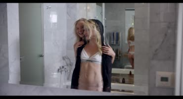 Две молоденькие худые блондинки с крошечной грудью развлекаются в ванной