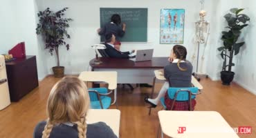 Учитель трахает сексуальную студентку в анал
