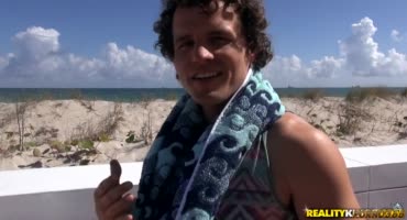 Кучерявый парень снял сисястую латинку прямо на пляже для секса