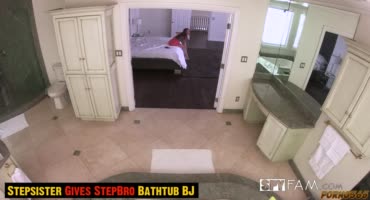 Трах молодой пары в ванной снятый на скрытую видеокамеру