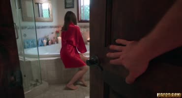 Мужичок наказывает девку за то, что та гоняет в ванной