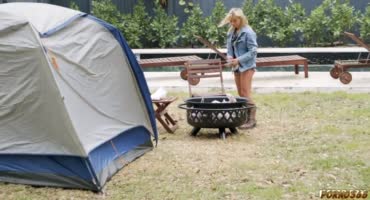 Блондинка Кензи Ривз скачет на члене в туристической палатке