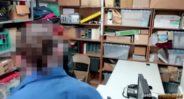 Охранник наказывает японочку за воровство в магазине