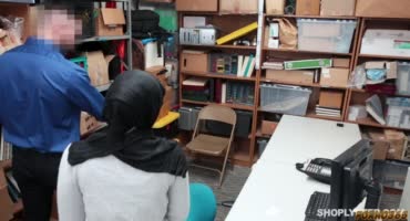 Вороватая муслимка трахается в офисе охраны магазина