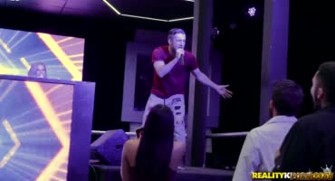 Брик Данжер спел в клубе и занялся сексом с телкой