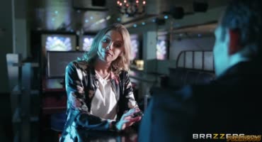 Бритни амбер встала раком в боулинг клубе
