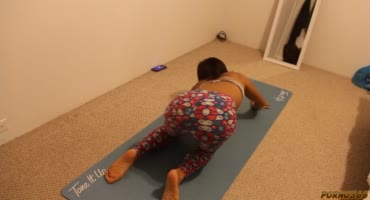 Парниша подсобил своей партнерше японке с упражнением по йоге