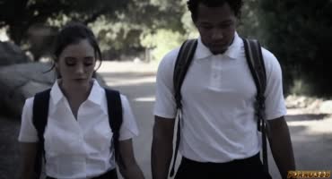 Делает школьный проект с черноягодичным одноклассником