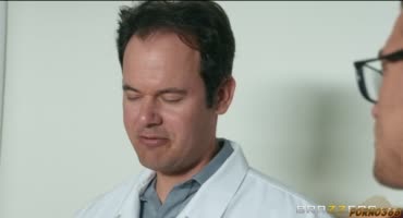 Сексуальный врач дерет пышногрудую чернявку в анал