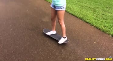 Запикапил девчонку на скейте, когда она каталась в парке