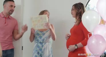 Чпокает подругу своей беременной жены и заливает ей лицо спермой