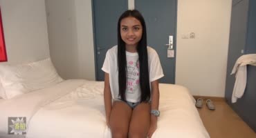 18 летняя азиатка была трахнута в номере отеля туристом