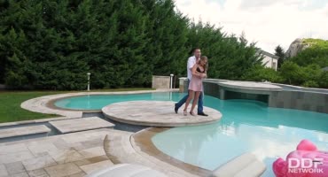 Пара поебывается возле бассейна на заднем дворе виллы