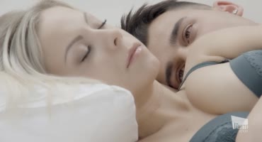 Упругий секс абсолютно молодой пары прямо на кровати