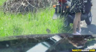 Кудряшка на дороге за триста бабосиков минетит молодцу