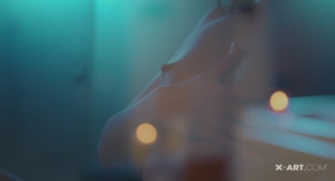 Упругий секс при свечах в ванной и наивным другом