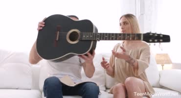 Стройная блондинка учится играть на гитаре и получает полный рот спермы