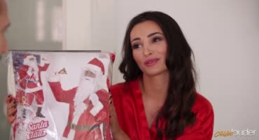  Брюнетка подарила Деду Морозу на Новый Год анальный секс 