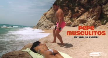 Пляжный роман и зрелищный секс с негритянкой на скалистом берегу