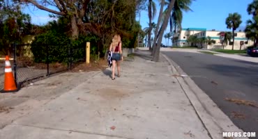 Девка прогуливаясь по улице вправду не ожидала, что вскоре у нее случиться секс
