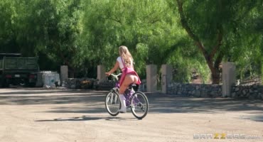 Молоденькая блондиночка катается на велосипеде только одним способом
