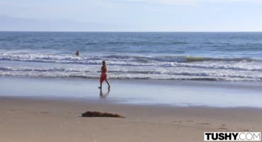 Спасательница ушла с пляжа, чтобы потрахаться с пацаном