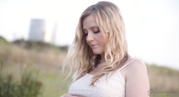Крутая блондинка захотела приласкать свою беременную подругу