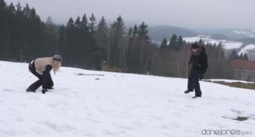 Чуть не отморозил приблуду, когда игривая дама посасывала на снегу