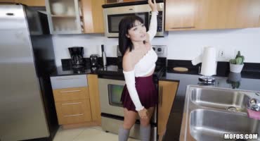 Крутая азиатка дала высокому парнишке после того как он помог ей прямо на кухне