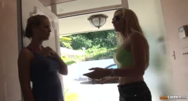 Грудастая блондиночка занялась сексом возле бассейна