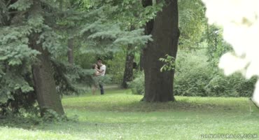 Влюбленная парочка занимается анальным перепихоном в парке