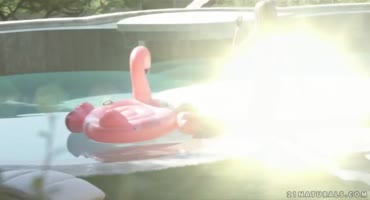  Соседский паренёк отжарил худенькую сучку у бассейна