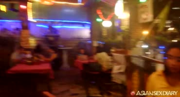  Подруги затащили в бар, после которого азиатка поехала трахаться сразу