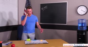 Учитель в школе дерет новых учительниц на столе