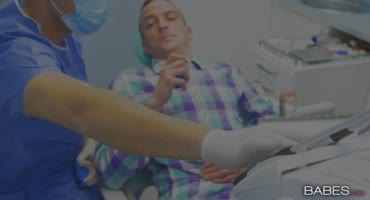 Стоматолог пялит медсестру рачком, пока партнер в отрубе