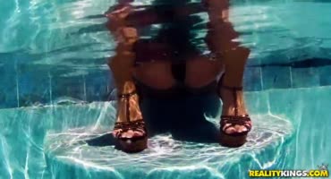 Две худые сучки загорают у бассейна и занимаются лесбиянством