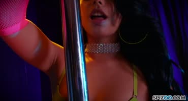 Молодая латинская танцовщица набросилась на пенис после танца 