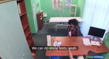 Негритяночка трахается в офисе своего врача