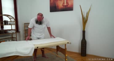 Дедуля масажист пристает к молодушкам с нжнвм телом