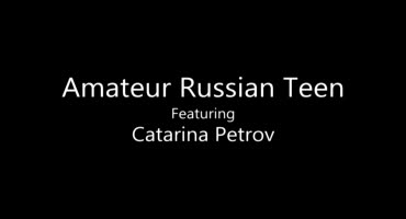  Катарина Петрова с бритой киской легко раздвигает свои ножки перед мужиками 