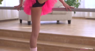 Юная балерина показывает парню новые позы
