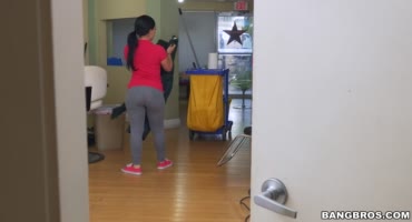 Объемная домработница после работы была награждена сексом