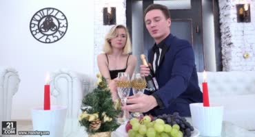 Русская пара отмечает Новый Год грубым анальным сексом