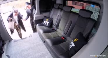 Водитель частного такси вытрахал свою клиентку в машине