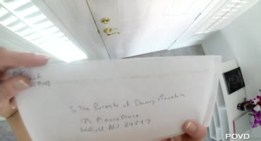 Очаровательная блондиночка принесла своему другу почту, а тот отблагодарил ее