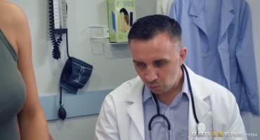 Профессиональный гиниколог дерет свою пациентку